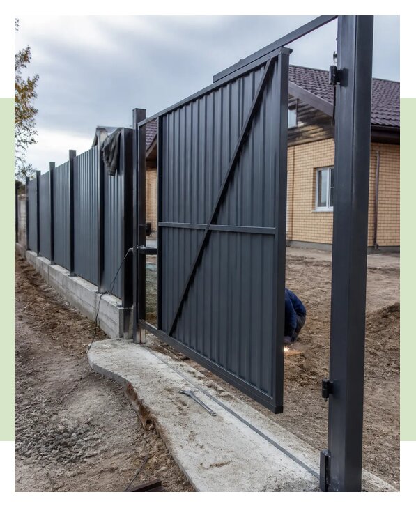 Профессиональная установка забора с воротами под ключ в Костомукше